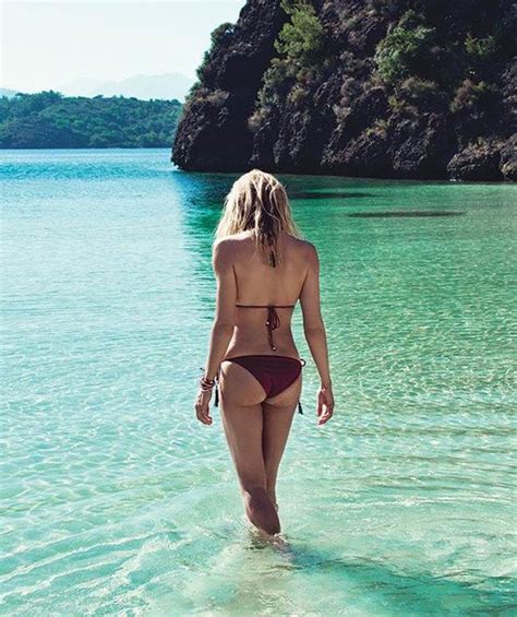 8 Hot Sexy Burcu Esmersoy Bikini Pics