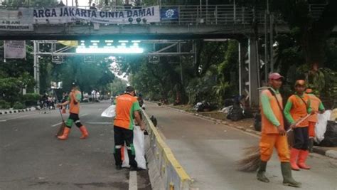 Pemprov Dki Siagakan Petugas Kebersihan Dan Ratusan Truk Sampah