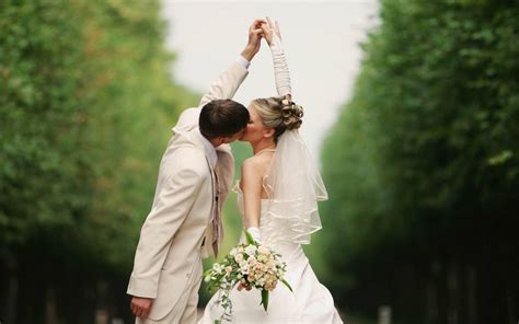 bride  groom sweet kiss wallpaper wallpaperscom