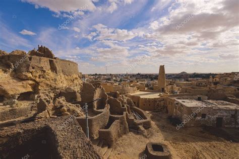 Vista panorámica de las paredes de arenisca y antigua fortaleza de un