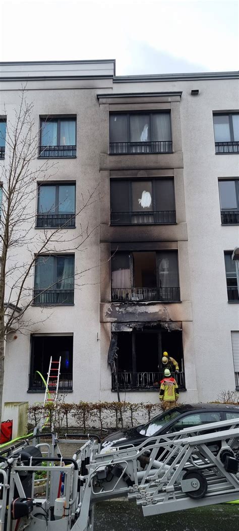 D Sseldorf Feuerwehr Rettet Eine Person Bei Wohnungsbrand