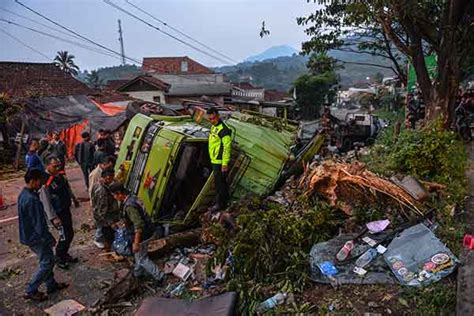 Alami Rem Blong Truk Bermuatan Air Mineral Terguling Di Nagreg