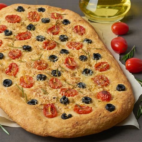 Focaccia Pizza Focaccia Italiana Con Pomodori Olive E Rosmarino Sul