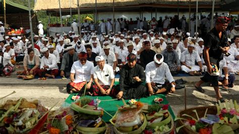 Koster Ace Dan Paket Bagia Melakukan Persembahyangan Di Pura