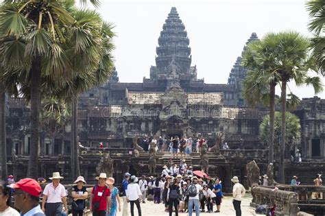 Angkor Wat Y Turistas Imagen Editorial Imagen De Indochina