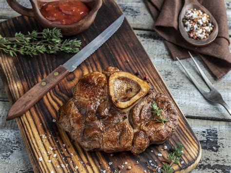 Ca A Cocinada Buco De La Ternera De Osso En Un Primer Del Tablero De La