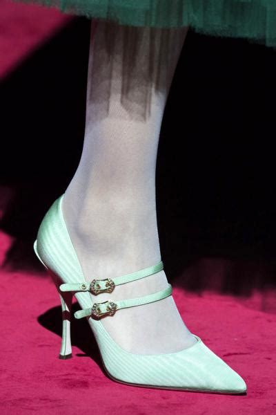 Модные туфли осень-зима 2019-2020: цепи, розы и обилие ремешков