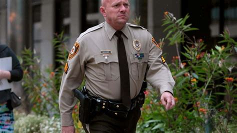 Polícia gay vai receber indemnização de milhões de euros Mundo SÁBADO