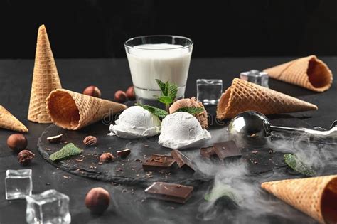 La Cr Me Glac E Gastronome De Chocolat Et De Pistache A Servi Sur Une