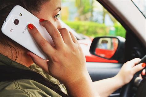 Sabes cuáles son las distracciones más peligrosas al volante