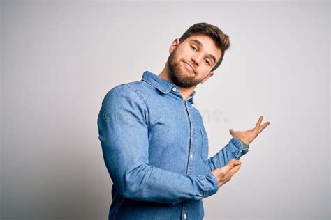 Joven Guapo Rubio Con Barba Y Ojos Azules Vistiendo Camisa Vaquera