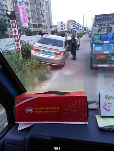 網曝深圳沙井南環路一車開入路邊綠化帶 每日頭條