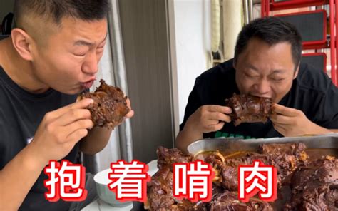 老夏带根人工养殖鸵鸟脖，让胖龙做五香口味，抱着啃肉，真过瘾 胖龙的小生活 胖龙的小生活 哔哩哔哩视频