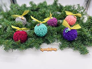 Ravelry Hopscotch Bauble Pattern By Lisa M Fox