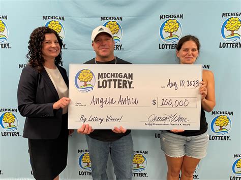 Macomb County Woman Wins 100000 Club Keno Prize From The Michigan