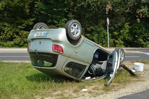 FOTO Zapeljala s cestišča in se prevrnila na streho Lendavainfo