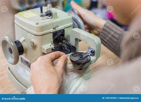 Skinner Que Usa A M Quina De Costura Para A Pele De Costura Da Pele Na