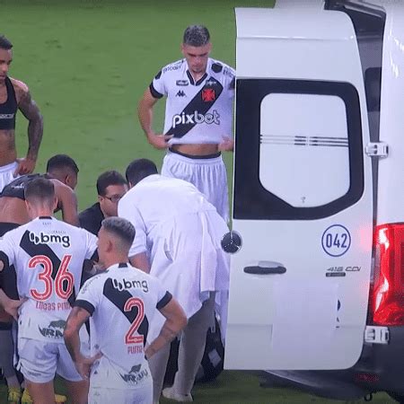 Jogador Do Botafogo Passa Mal E Sai De Campo De Ambul Ncia Veja