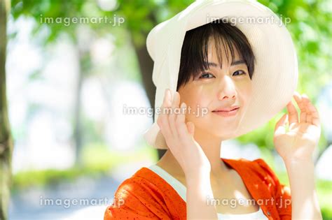 麦わら帽子をかぶった日本人女性 （人物）の写真素材 [252251574] イメージマート