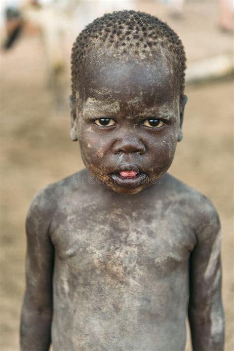 Tribu Mundari Sudanesa Meridional Marcha 11 2020 Niño Con Torso