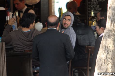 Alfonso Herrera um amigo em um restaurante na Cidade do México