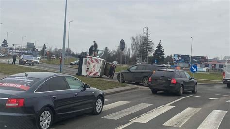 Fotoreportaż Zderzenie volvo i busa na rondzie Kasprzaka w Gorzowie