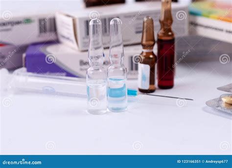 Ампулы для впрысок на фоне пакетов с медицинами МЕДИЦИНСКАЯ ...
