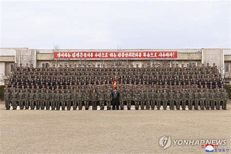 김정은 6ㆍ25때 서울 첫 진입 탱크부대 시찰 연합뉴스