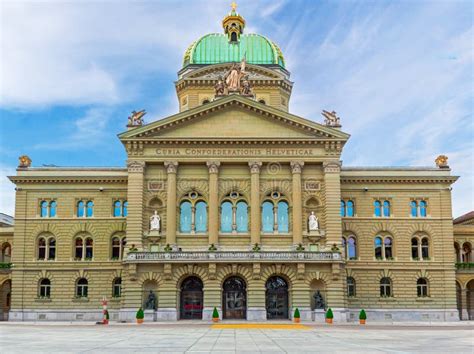 Palácio Federal Da Suíça Bundeshaus E São Rio Bern Suíça Foto De Stock