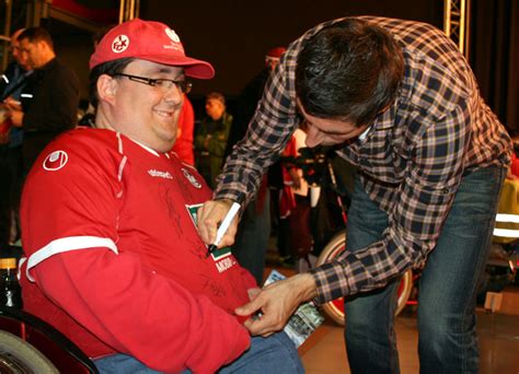 Spezielle Autogrammstunde für FCK Fans mit gesundheitlichem Handicap