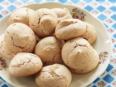 Amaretti biscuits Recipe | EatSmarter