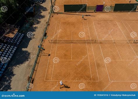 Pista De Tenis De Tierra Batida Vista Desde Arriba Con Dos Hombres Jugando Son Adultos Maduros