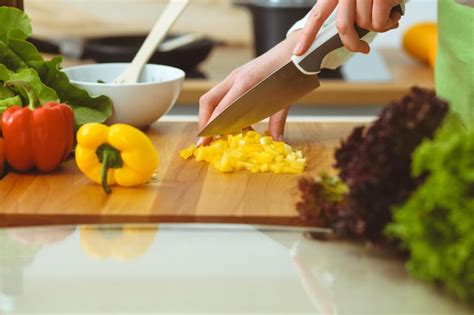 M Os Humanas Desconhecidas Cozinhando Na Cozinha Mulher Cortando