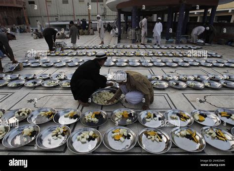 Pakistani Volunteers Arrange Iftar The Sunset Meal When Muslims Break