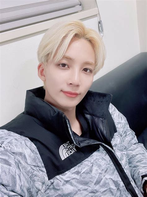 Seventeen Weverse Weibo On Twitter Jeonghan Seventeen Jeonghan Seventeen