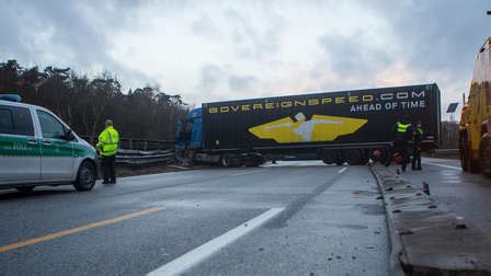 Unfall Auf Der A7 In Hamburg Lastwagen Blockiert Autobahn Richtung Norden