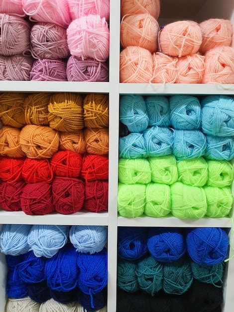 Armarinho Tricot Center - Fios de lã coloridos para tricotar nas prateleiras da loja de ...