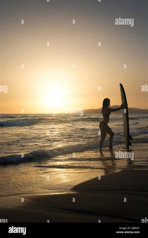 Silhouette Einer Frau Am Strand Mit Surfbrett Stehen Fotos Und