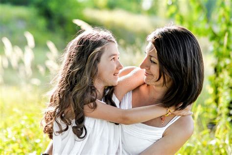 Abrazo De La Madre Y De La Hija Foto De Archivo Imagen De Parque