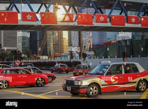 Banderas De China Y Hong Kong Cuelgan En Un Puente Peatonal A Medida