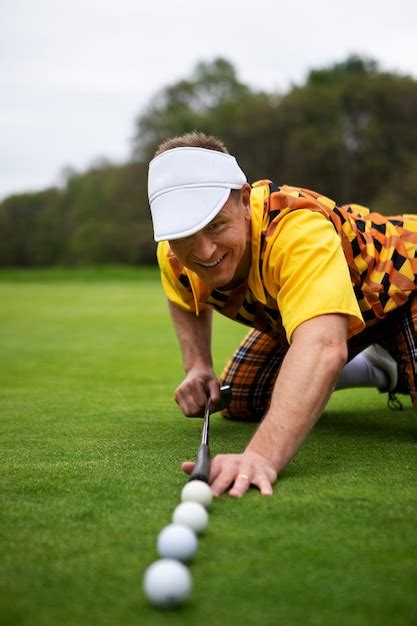 Homem Tendo Um Jogo De Golfe Ao Ar Livre Foto Gr Tis