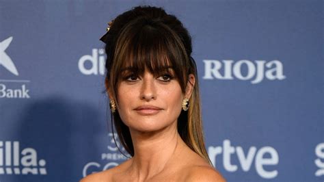 Penélope Cruz En Los Goya 2023 Un Vestido De Dolce And Gabbana Y El