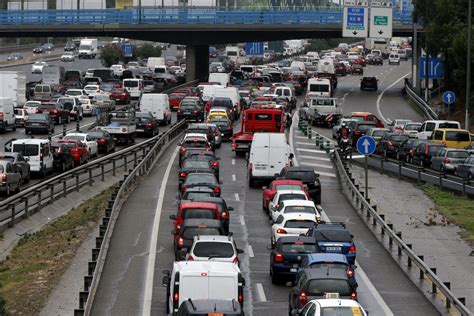 Tres De Cada Diez Coches Carece De Distintivo Ambiental En España