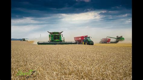 Big Wheat Harvest O X Combines John Deere And Claas Youtube