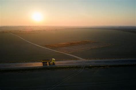 Vista aérea do caminhão de carga dirigindo na rodovia transportando