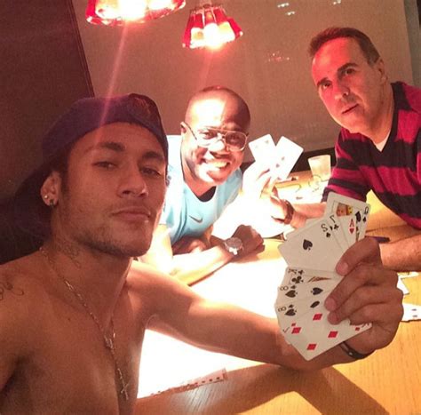 Neymar Joga Cartas Em Momento De Folga Empres Rio Em Barcelona