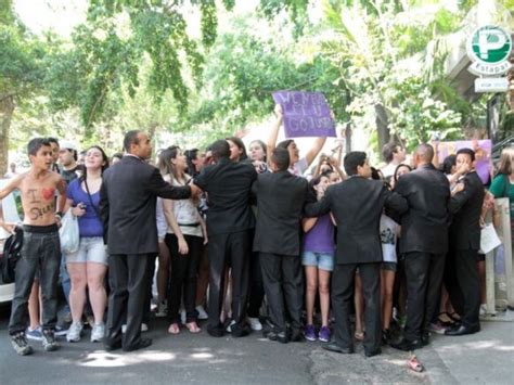 Foto Fãs se aglomeram na porta de hotel para ver Justin antes do show