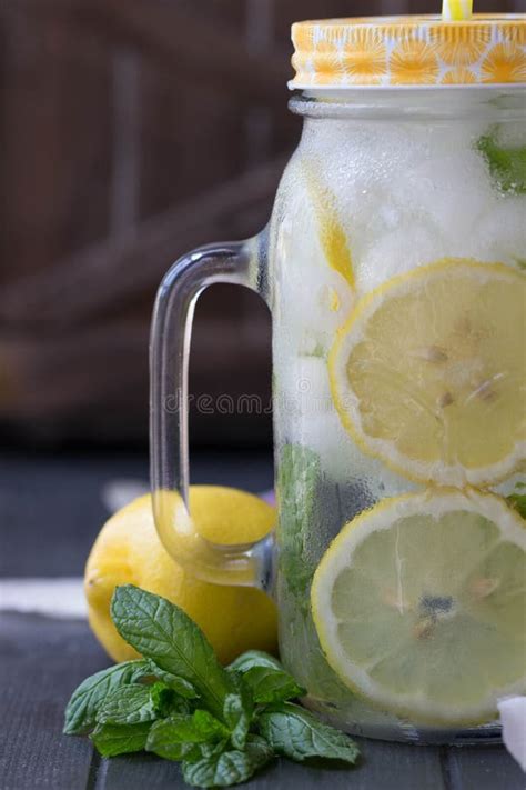 Sunt Vatten Med Mintkaramellen Skivade Citroner Och Gurkor Banta