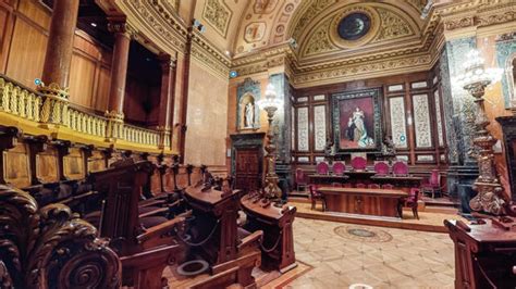 El emblemático salón de plenos del Ayuntamiento de Barcelona se prepara