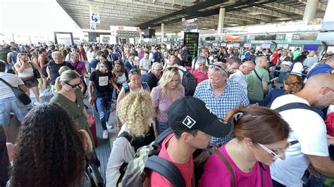 La Erupción Del Etna Ha Provocado El Cierre Del Aeropuerto De Catania Y